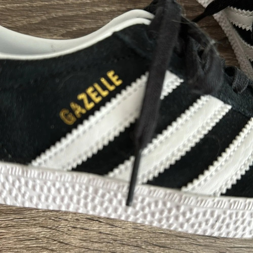 Kid’s Adidas OG Gazelle Grade School Sneaker Size 1 in Black and White
